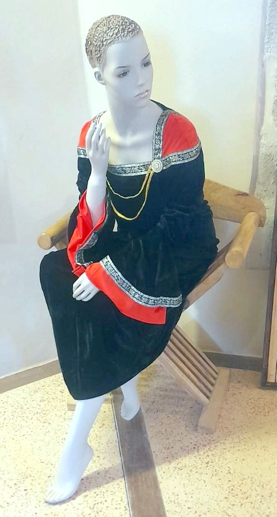 Manichino Giovane Donna Nobile Amaranto